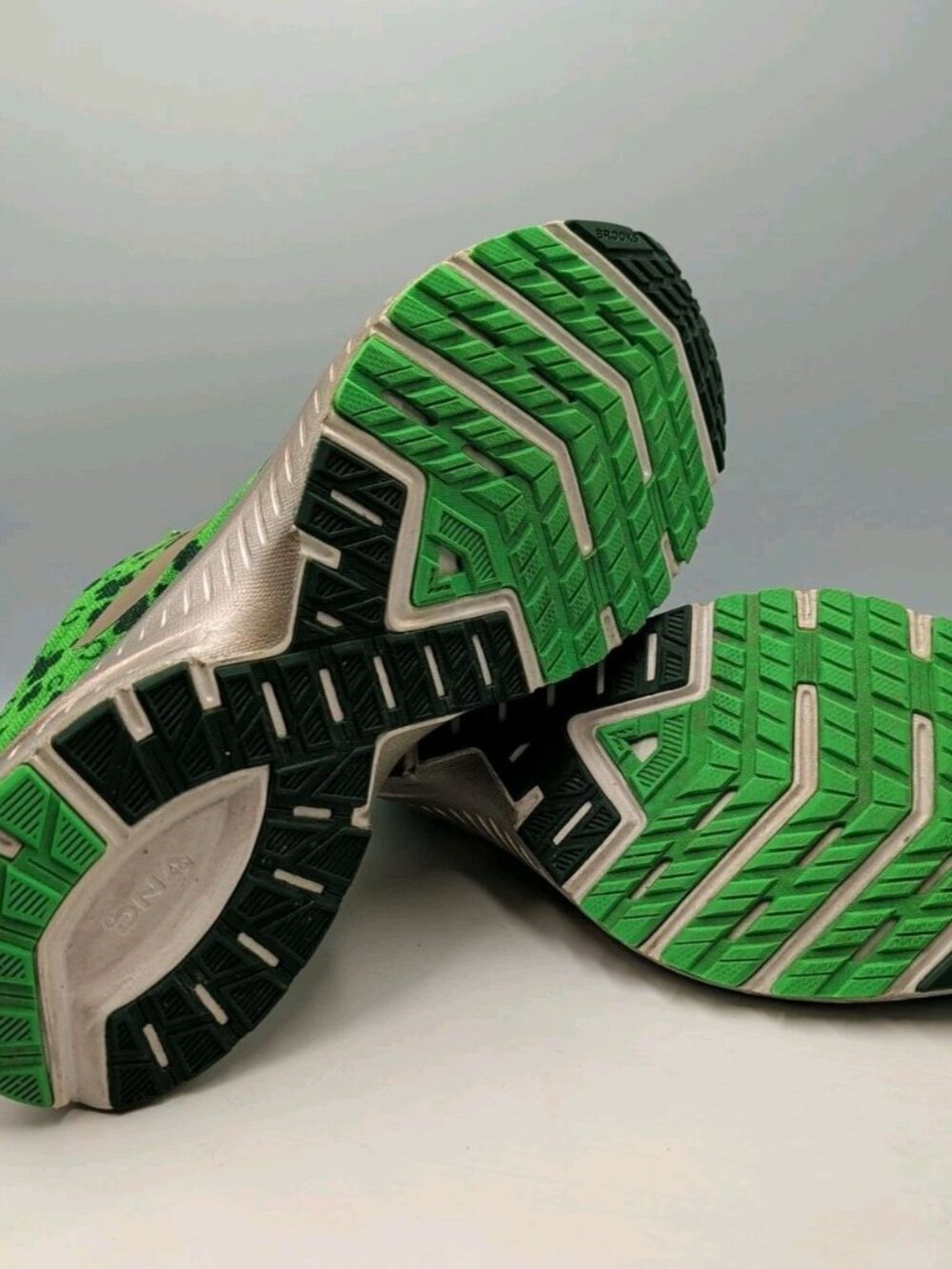 Brooks Mens Launch 6 "Run Lucky" US 10.5 Clovers Gold Green Running Gym Walking - Picture 8 of 11
